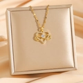 Goldene Herz-Infinity-Halskette mit Zirkonia auf champagnerfarbenem Seidenhintergrund - Gold
