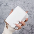 Portacarte compatto in pelle martellata bianca con ciondolo ad anello dorato e stile moderno - Bianco