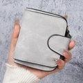 Petit portefeuille gris argenté pour femme avec finition mate et fermeture à pression - Gris clair