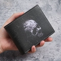 Schwarze kurze Totenkopf Geldbörse mit Retro Druck und Kontrastnähten in der Hand - Schwarz