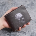 Braune Vintage-Brieftasche mit weißem Totenkopf-Aufdruck und Kontrastnähten für Herren - Dunkelkaffee
