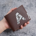 Portafoglio bifold uomo marrone scuro con trama a grana e lettera decorativa A - Caffè Chiaro