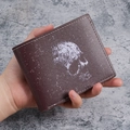Kurze braune Bifold-Geldbörse mit weißem Totenkopf-Print und Vintage-Lederstruktur - Hellkaffee