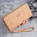 Portafoglio lungo da donna in ecopelle beige trapuntata con doppia zip e cinturino da polso - Cachi