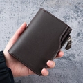 Cartera corta clásica de hombre en cuero marrón oscuro con bolsillo lateral con cremallera - Marrón Oscuro
