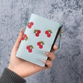 Cartera corta azul claro de cuero sintético con bordado de cereza y cremallera - Azul