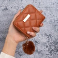 Mini-Geldbörse aus gestepptem PU-Leder in Caramel mit Goldplättchen und Pompon - Braun