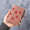 Cartera corta rosa con bordado de cerezas y textura de lichi con diseño compacto - Rosa Oscuro