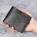 Kurze schwarze Herrenbrieftasche mit feiner Lychee-Narbung und Leder-Finish im Bifold-Stil - Schwarz