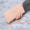 Portefeuille long rose matelassé pour femme avec pompon et dragonne amovible - Rose