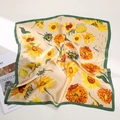 Detailansicht des Seidenschals mit Van Gogh Sonnenblumen und dunkelgrünem Randdesign - 53cmx53cm / Ölgemälde Topfpflanzen