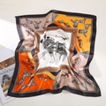 Detailansicht eines Seidenquadrats mit Vintage-Kutschenmuster und Satin-Textur - 53cmx53cm / Adliges Schlachtross Orange