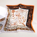 Detail van zijden sjaal met hippische patronen en elegante oranje randen - 53cmx53cm / Ineengrijpende Ringen Zwart