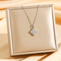 Glinsterende zilveren klavertje vier ketting met zirkonia op een luxe sieradendoosje display - Klavertje vier (8415) / Zilver