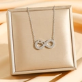 Collana con ciondolo infinito argento e zirconi su sfondo di seta color champagne - Infinito Argento (8563)