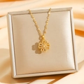 Collana rotante a quadrifoglio dorata con zirconi su scatola di gioielli in seta - Quadrifoglio Rotante Oro (8289)
