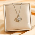 Collana girevole a quadrifoglio in argento con zirconi su espositore per gioielli - Quadrifoglio Rotante Argento (8289)