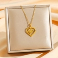 Elegante goldene Doppelhalskette mit Herzanhänger und Kristallen auf Champagner-Seide - Goldenes Doppelherz-Stil (8542)