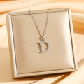 Minimalistische D-Buchstabe Titanstahlkette mit Zirkonia-Steinen auf einer Geschenkbox - Silberner Buchstabe D (8265)