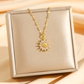Collana di lusso a girasole con zirconi su un elegante portagioie color champagne - Oro