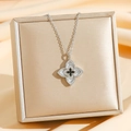 Collier trèfle argenté avec cristaux et nacre présenté sur un coffret en velours doré - Style Trèfle Argenté (8762)