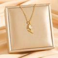 Collier tulipe doré élégant avec zircon goutte blanc sur un fond en soie luxueuse - Tulipe Dorée (8517)