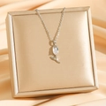 Collier tulipe argenté avec zircon scintillant en goutte sur écrin à bijoux champagne - Tulipe Argentée (8517)
