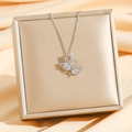 Collar de corazón con doble cisne plateado y circonitas sobre tela de raso lujo - Plata Diamante Blanco