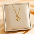 Collier élégant en or avec pendentif double C serti de zircons sur fond de satin de luxe - Lettre Double C Dorée
