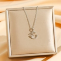 Collier élégant en acier argenté avec pendentif double C serti de zircons scintillants - Lettre Double C Argentée