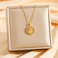 Goldene Halskette mit Zirkonia-Bärenanhänger auf einer luxuriösen Schmuckschatulle präsentiert - Goldener Kreis Bär (8568)