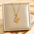 Gouden ketting met een rechthoekige koekjes hanger en zirkoon op een juwelendoosje - Rechthoekige Biscuithanger met Tandwielrand (8778金色长方)