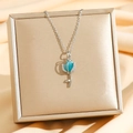Détail du collier tulipe en titane avec émail bleu et cristaux étincelants - Tulipe Bleue Argent (8787)