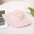 Gros plan détaillé sur la broderie de marguerites d'un chapeau bob rose clair aéré - M(56-58cm) / Rose Lotus