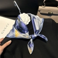 Élégant carré en soie 100% à fleurs bleu marine et or noué sur un pull-over noir - 53*53cm / Lotus Bleu Floral