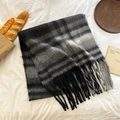Detalle de bufanda suave de mohair a rayas blancas y negras con flecos elegantes - Gris Oscuro
