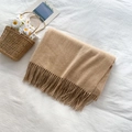 Sciarpa classica color cammello in cashmere con lunghe frange su sfondo bianco puro - Stile Lungo (Colore Farina d'Avena) / Color Farina d'Avena