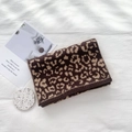 Dicker Strickschal mit Leopardenmuster in Dunkelbraun und Hellkamel mit geripptem Rand - Klassisches Leopardenmuster (Braun)
