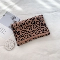 Dick gestrickter Leopardenmuster-Schal in Camel und Schwarz mit Rippbündchen für den Winter - Grau Rosa Leopard