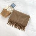 Sciarpa spessa calda in finto cashmere marrone cammello con nappe, design elegante - Color Gambero