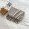 Morbida sciarpa grigio chiaro effetto cashmere con nappe in un display piatto - Grigio chiaro