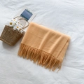 Sciarpa arancione brillante effetto cashmere con frange su sfondo in tessuto bianco - Giallo Oca