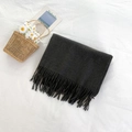 Sciarpa spessa grigio scuro effetto cashmere con frange su tessuto di cotone bianco - grigio scuro