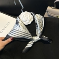 Carré de soie à pois blancs et imprimé fleuri avec accessoire broche fleur de camélia - 53*53cm / Pois Floral