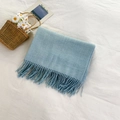 Sciarpa invernale spessa celeste in finto cashmere con lunghe frange morbide su tela - Azzurro