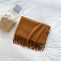 Sciarpa con frange marrone caramello effetto cashmere su tessuto bianco operato - Caramello