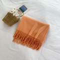 Morbida sciarpa arancione simil cashmere con frange su uno sfondo bianco pulito - Arancione Solare