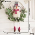 Schneemann Weihnachtskranz mit rotem Schal und Zapfen an weißer Holzwand aufgehängt - Schneemann