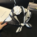 Elegante zwart-witte zijden sjaal met geometrisch patroon en witte camelia-broche - Halsdoekje / Zwart Wit Geometrisch