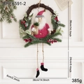 Weihnachtskranz mit Weihnachtsmann-Puppe, Tannennadeln und roten Beeren am Zweigring - Weihnachtsmann